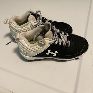 UNDER ARMOUR youth baseball cleats